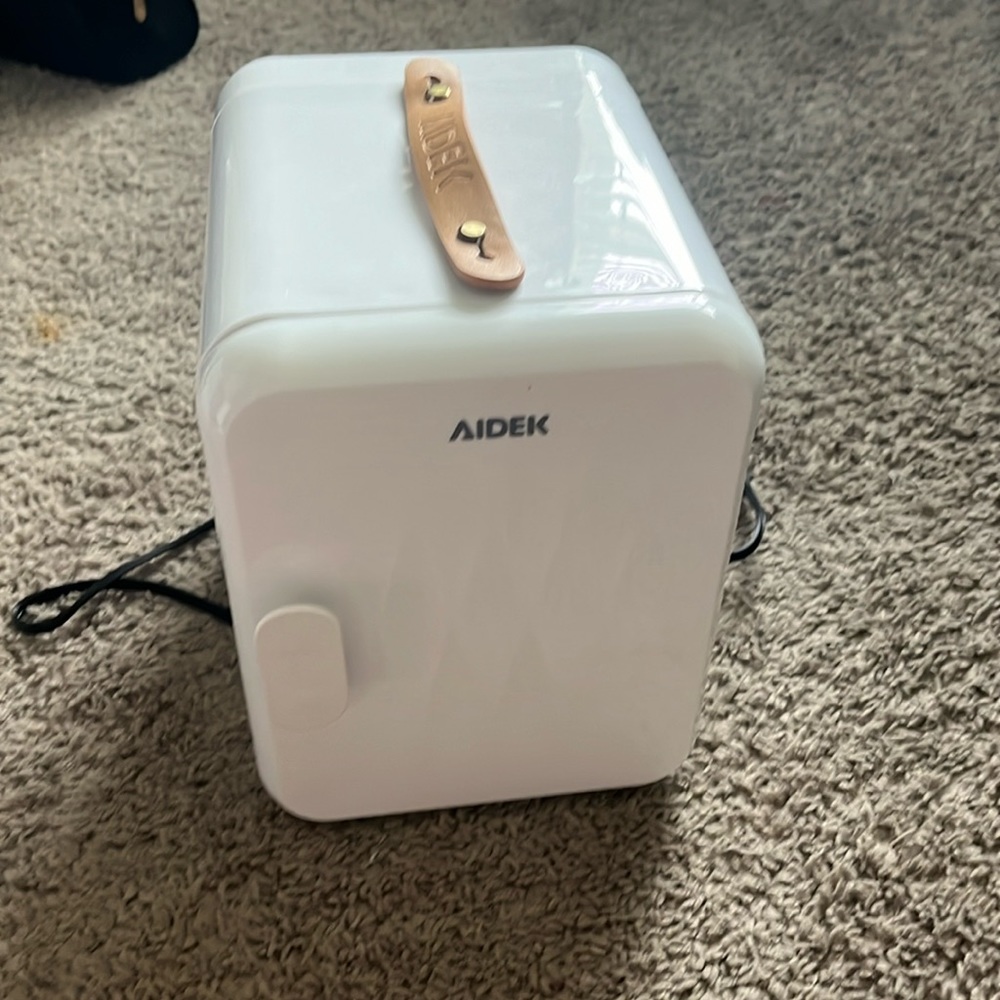 Aidek mini fridge (cooling and warming)